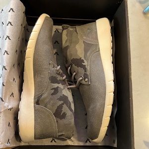 NIB Men’s Territory Trigger Grey boots